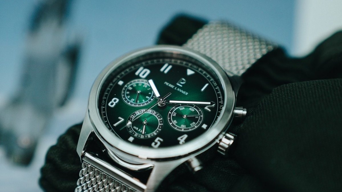 Montre Pierre Lannier cadran vert multifonction pos&eacute;e sur un gant de pilote