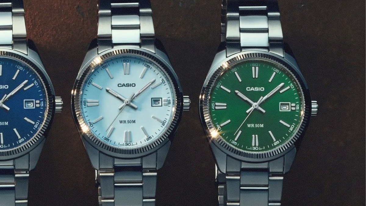 Trois montres Casio analogiques &agrave; cadran bleu, bleu glacier et vert, bracelet acier