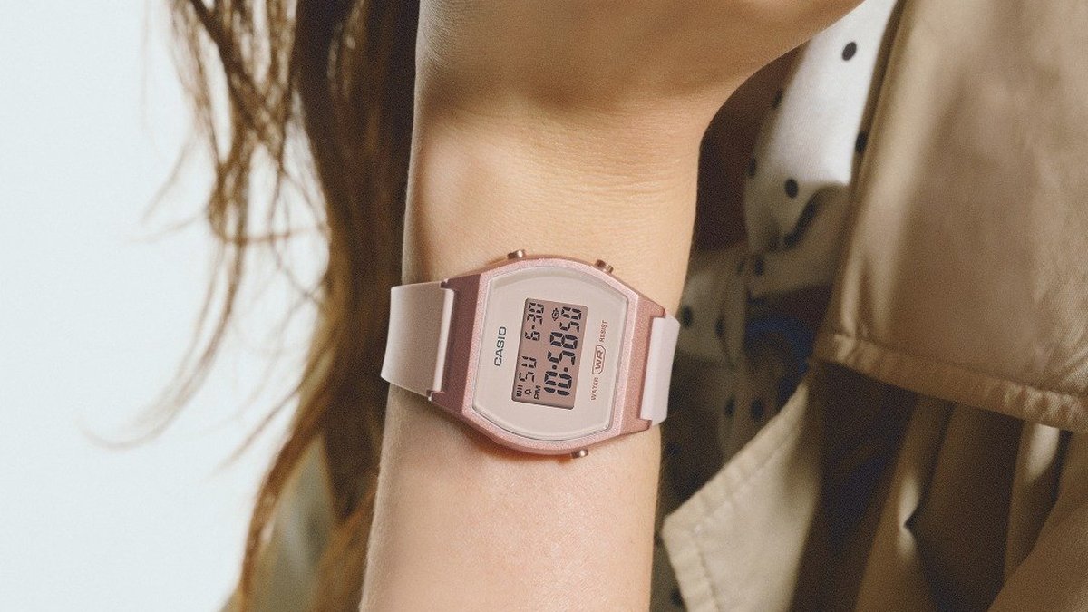 Montre Casio digitale rose port&eacute;e au poignet, format compact f&eacute;minin