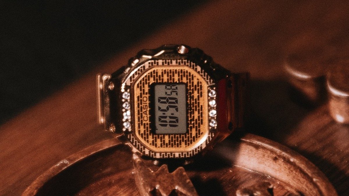 Montre Casio G-Shock dor&eacute;e s&eacute;rie 5600 en gros plan sur un plateau en bois