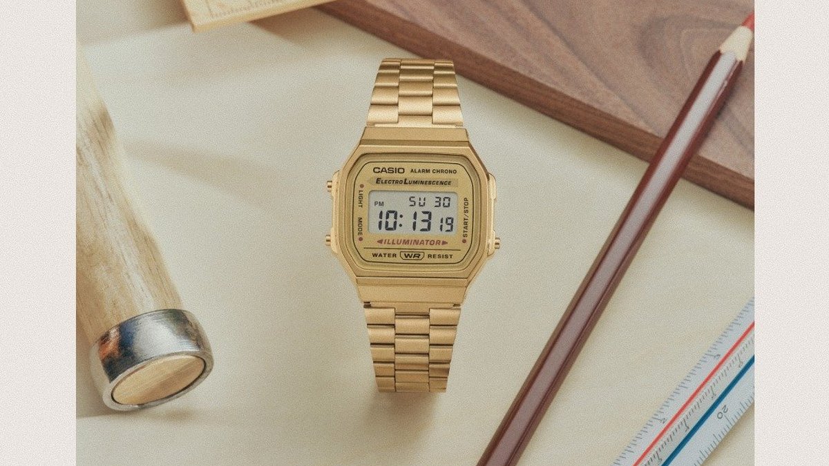 Montre Casio Vintage dor&eacute;e A168 pos&eacute;e sur un bureau de dessinateur avec r&egrave;gles et crayon