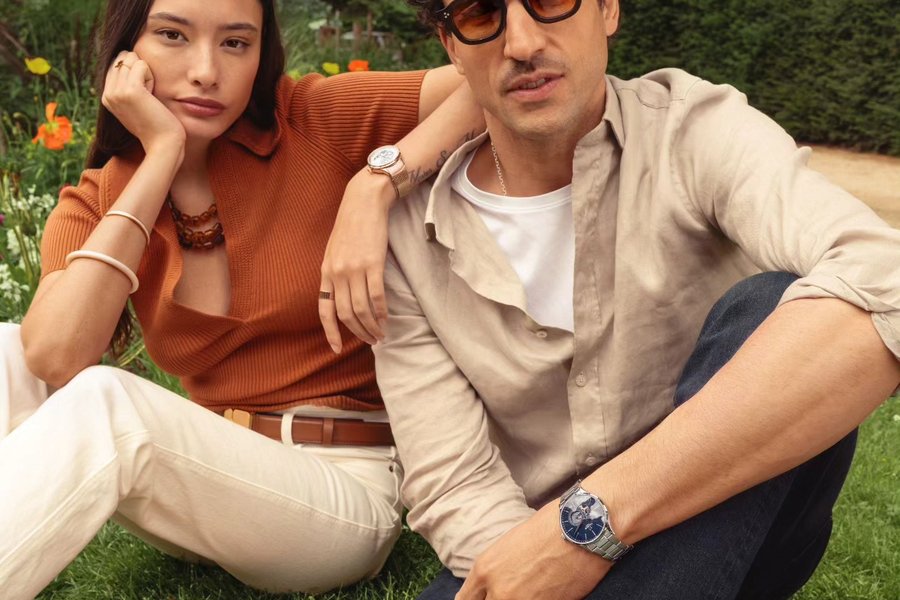 Couple portant des montres Charlie Paris