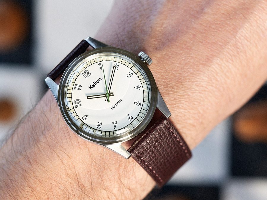 Montre Kelton Héritage cadran champagne doré et bracelet cuir marron portée au poignet d'un homme, exemple de montre dorée discrète et élégante fabriquée par une marque française vintage