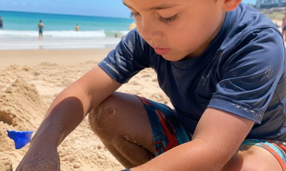 Enfant assis dans le sable portant une montre a bracelet colore