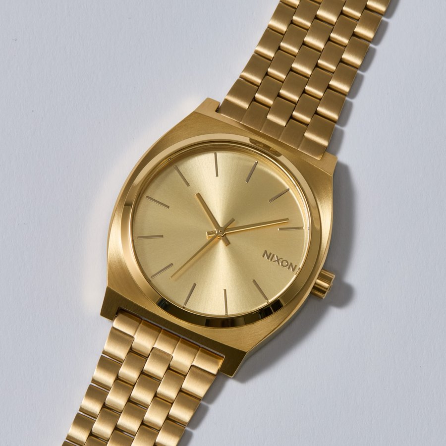 Montre Nixon Time Teller enti&egrave;rement dor&eacute;e sur fond clair