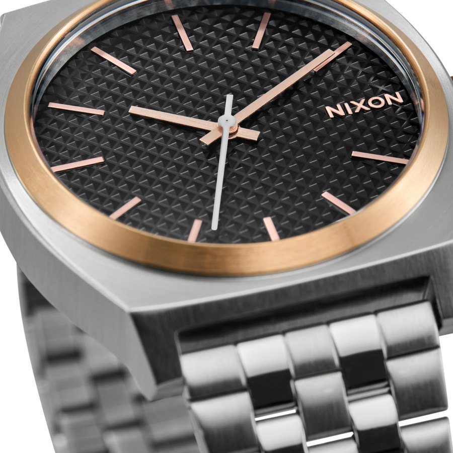 Cadran noir textur&eacute; et lunette or rose d'une montre Nixon Time Teller