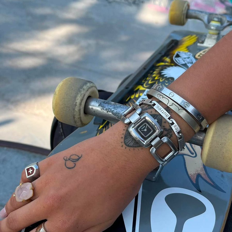Montre Nixon Sisi en acier port&eacute;e au poignet dans un skatepark