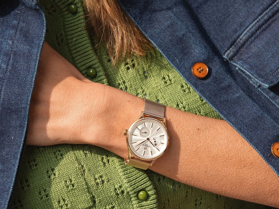 Femme portant une montre Charlie Paris au soleil d'été