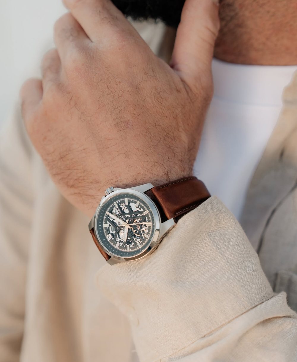 Montre automatique squelette au poignet, bracelet cuir brun