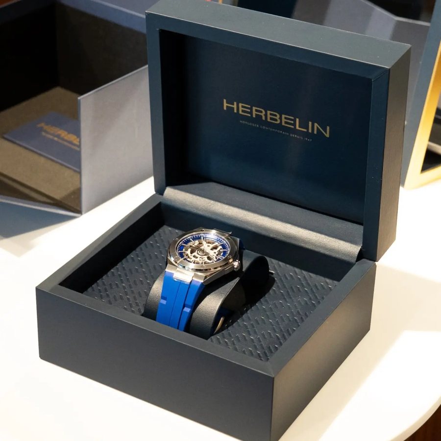 Montre neuve dans son &eacute;crin