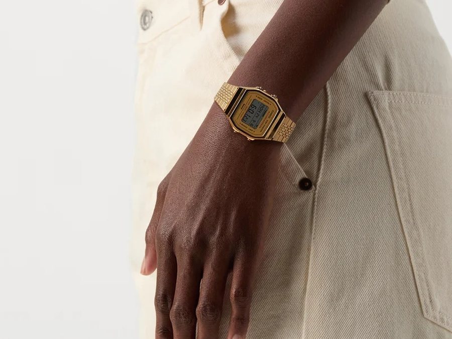 Montre digitale dor&eacute;e au poignet
