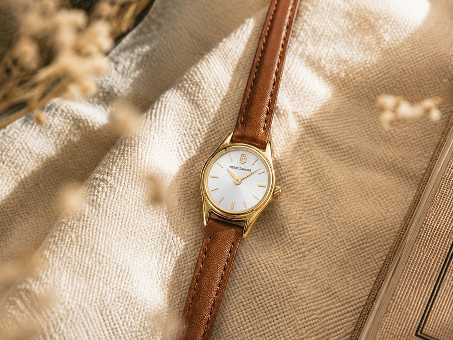 Montre dor&eacute;e sur bracelet cuir camel