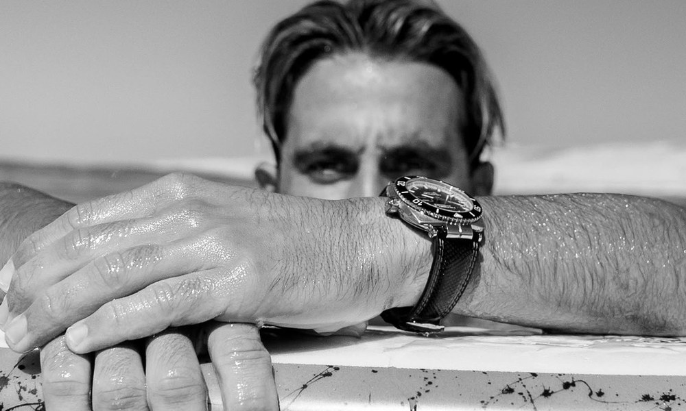Montre de plongee portee au poignet, photographie en noir et blanc