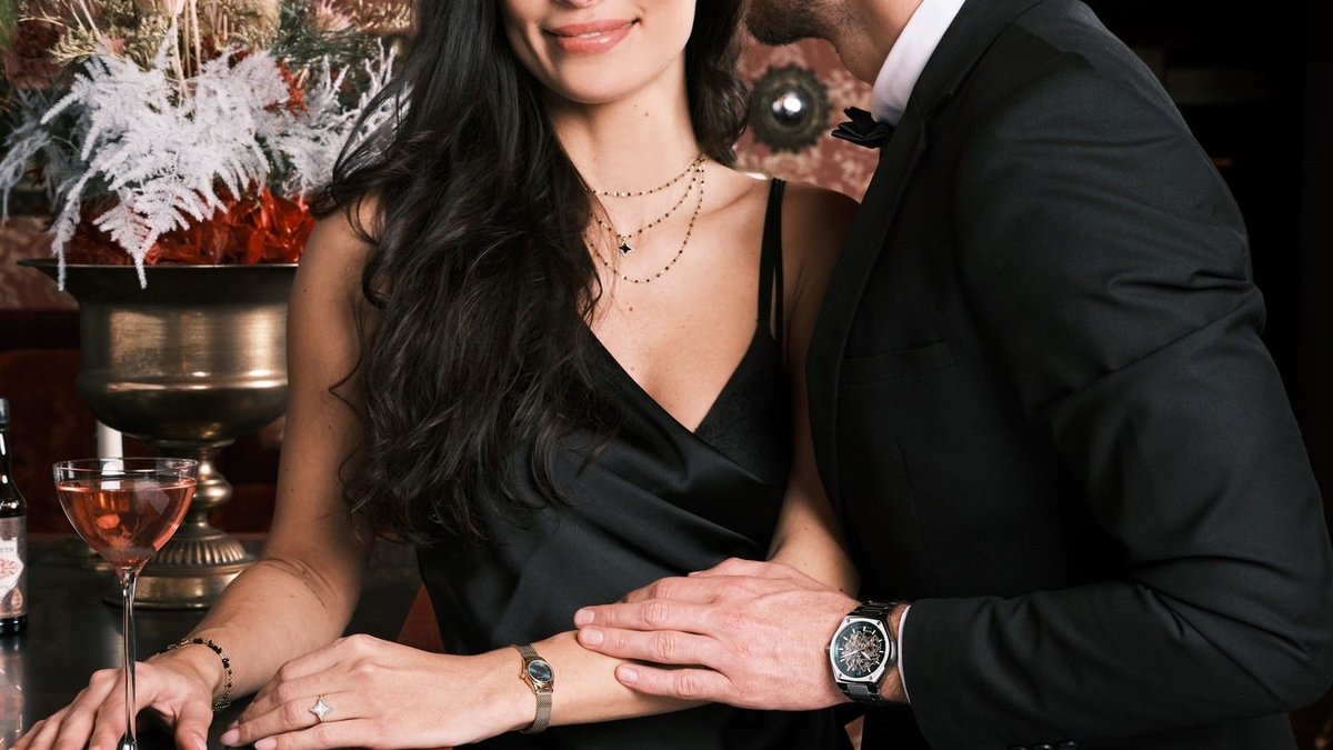 Couple en tenue de soir&eacute;e portant des montres Pierre Lannier, squelette au poignet