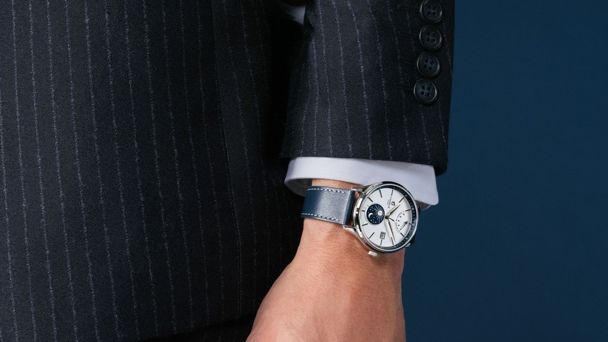 Montre Charlie Paris au poignet, costume raye