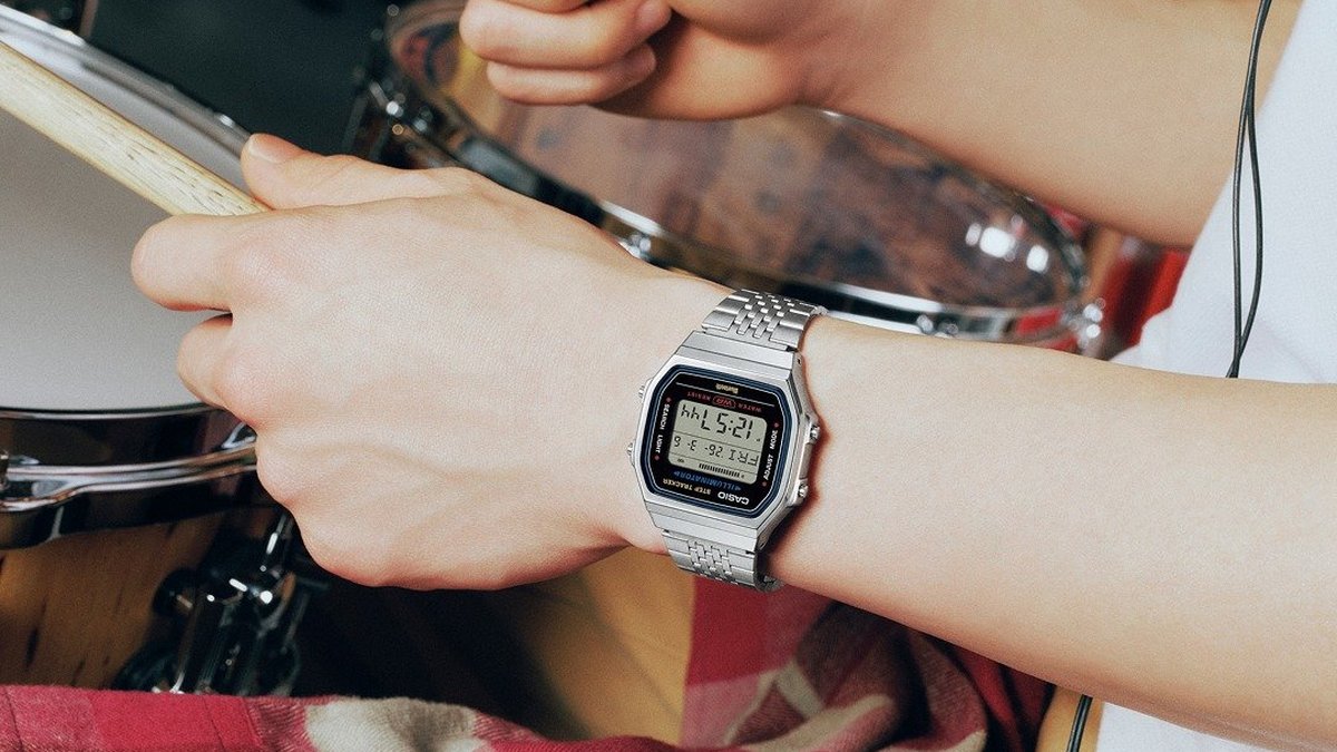 Montre Casio Vintage argent&eacute;e au poignet d'un batteur, cadran digital lisible