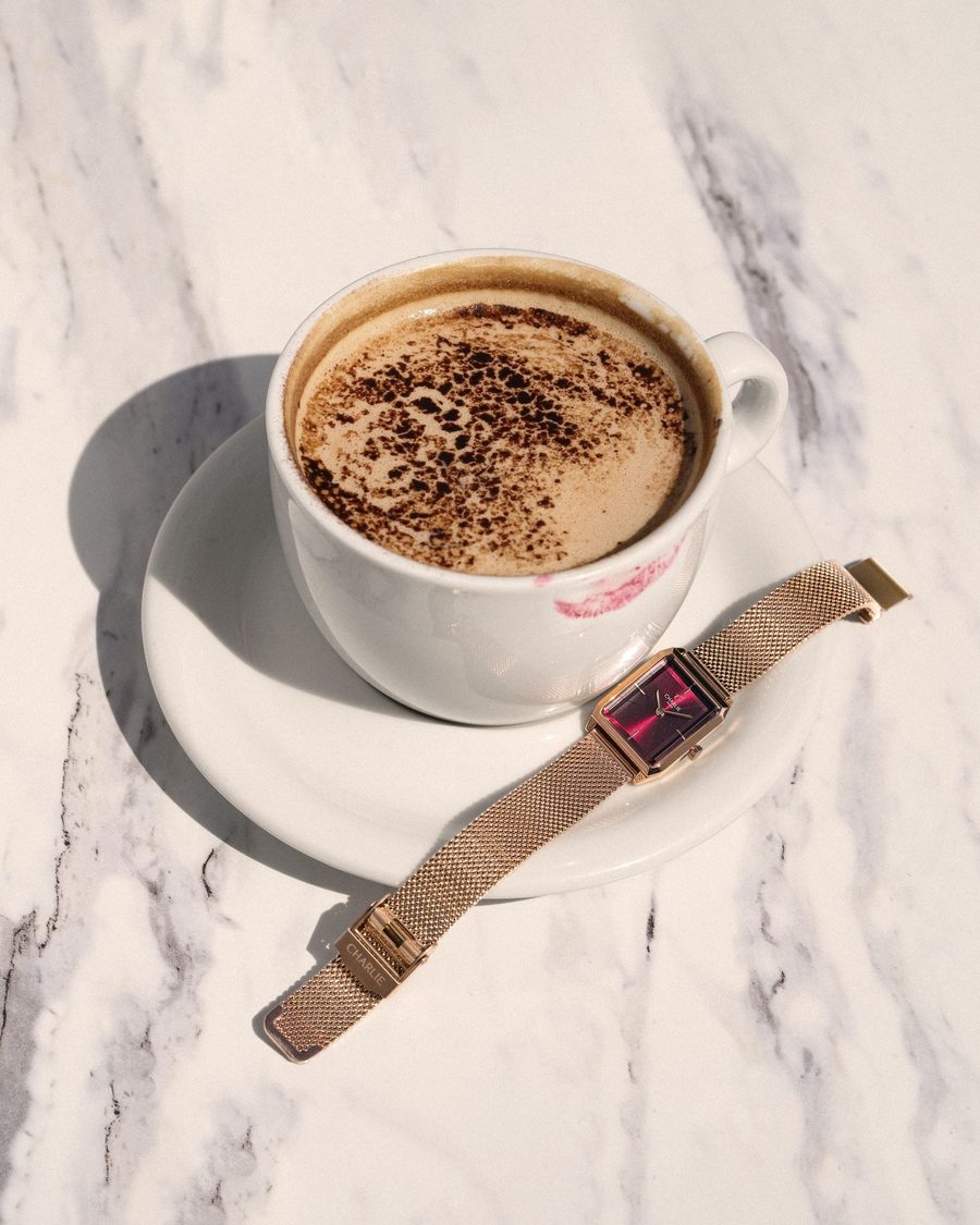 Montre Charlie Paris et tasse de cafe