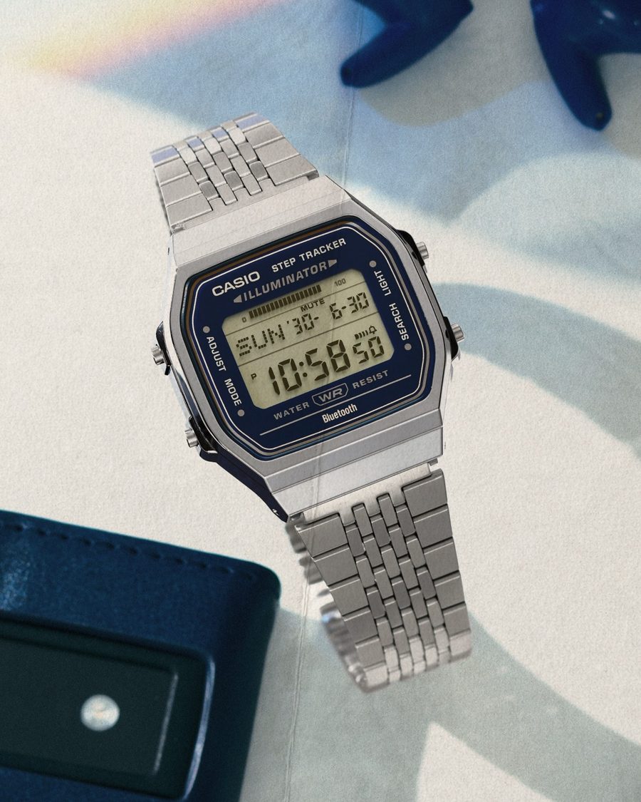 Montre Casio vintage sur un bureau
