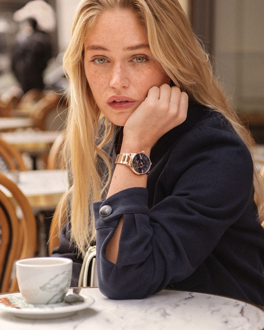 Montre femme portee en terrasse, Charlie Paris
