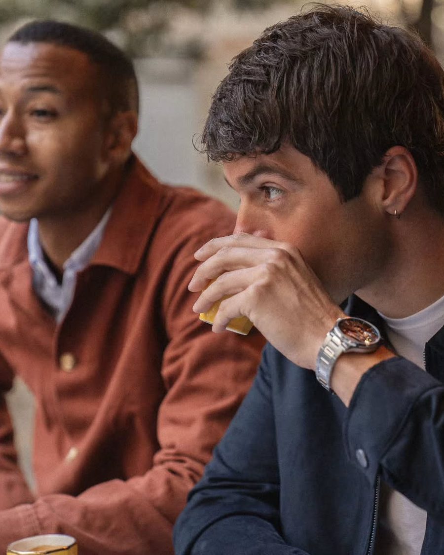 Montre homme portee au cafe, Charlie Paris