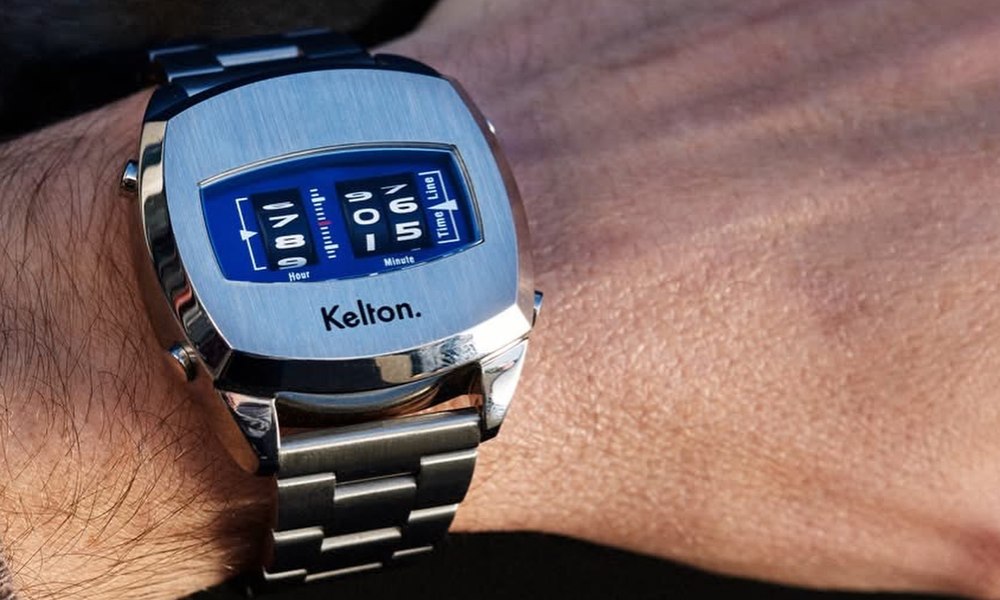 Montre carree a affichage numerique bleu portee sur un poignet masculin