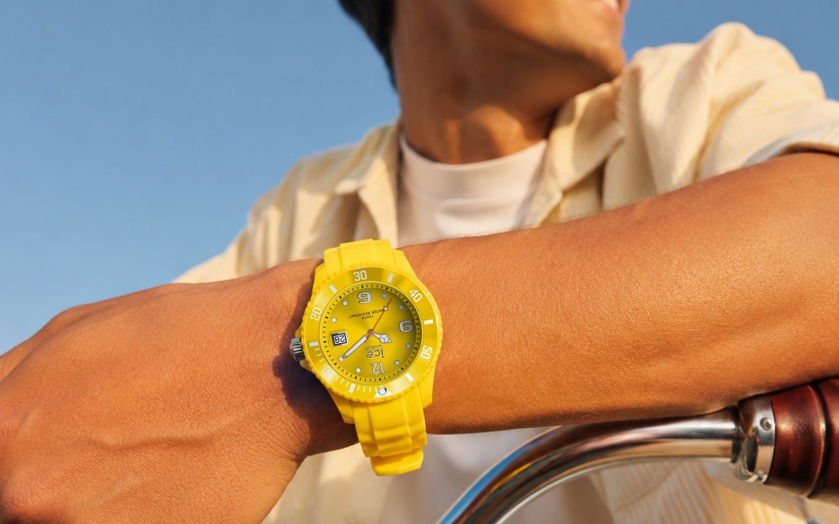 Homme a velo par temps clair, montre de sport jaune fluo au poignet