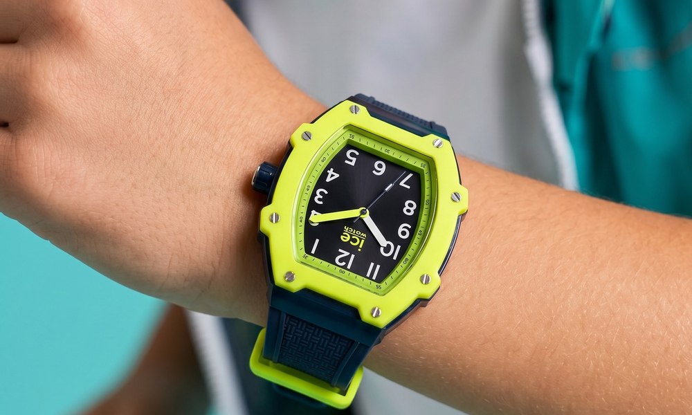 Gros plan d'une montre de sport jaune fluo a boitier resine portee au poignet