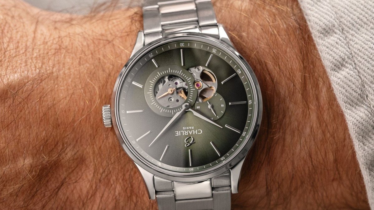 Montre c&oelig;ur ouvert au poignet : la fen&ecirc;tre sur le balancier, &agrave; distinguer du squelette int&eacute;gral