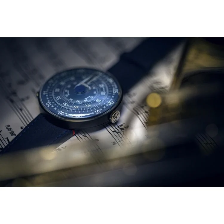 Ambiance Montre Klokers - Klok 01 - Metal - Cadran Blue Note - Cuir Bleu Indigo