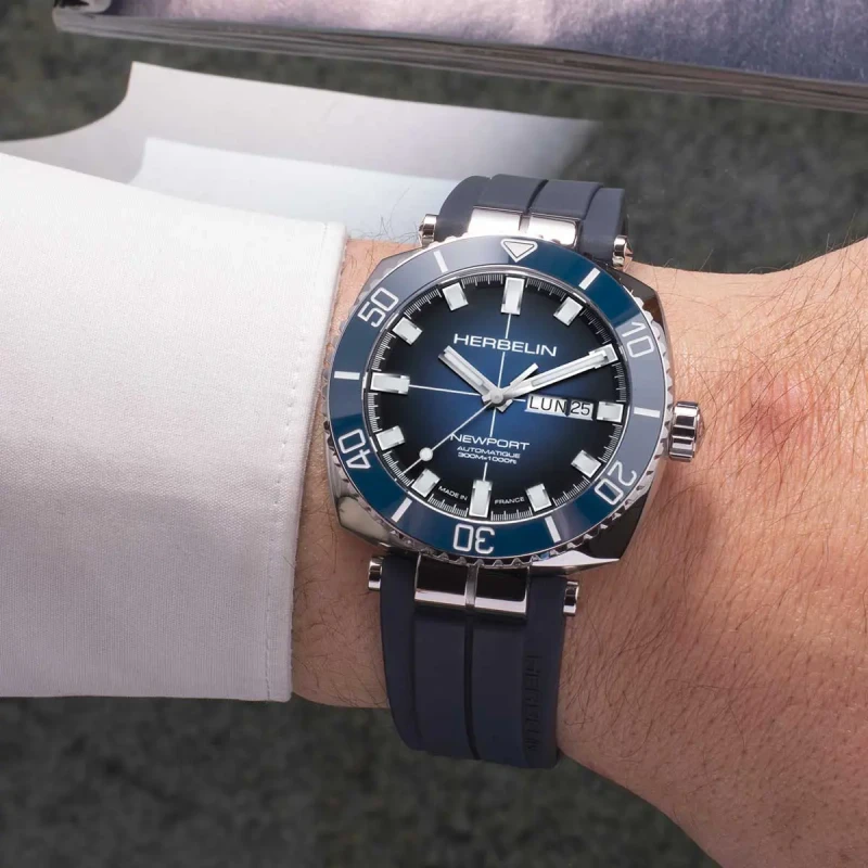 Michel Herbelin Newport – diver – automatique – 1774BL15CB – vue porter