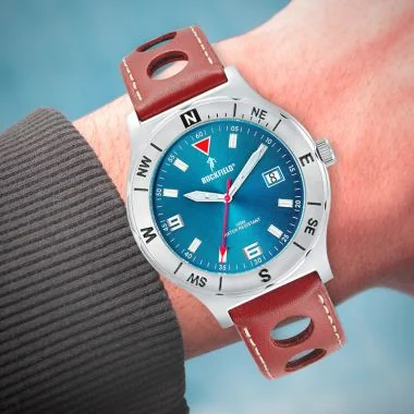 Face Portée Montre Homme Ruckfield Sport Boîtier Acier Bracelet Cuir Marron Cadran Bleu marine