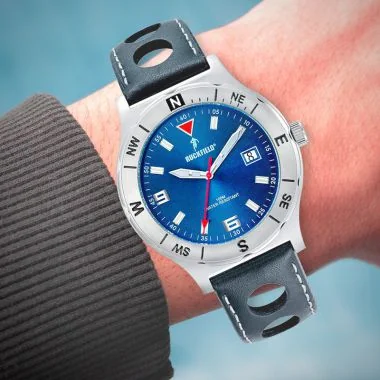 Face Portée Montre Homme Ruckfield Sport Boîtier Acier Bracelet Cuir Bleu marine Cadran Bleu marine