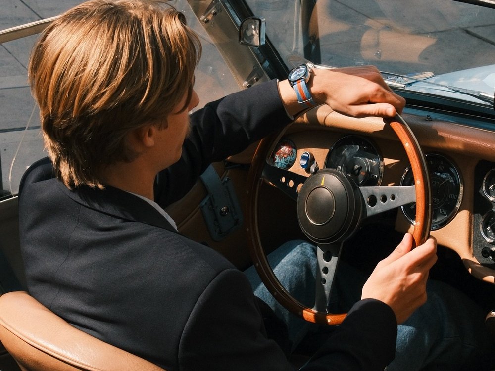 La montre vintage homme, des rééditions au néo-rétro : le guide 2026